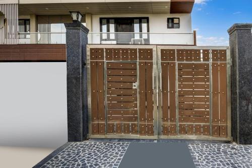 Sector 51 Hotel | Townhouse Mayfield Garden Nearby Golf course road