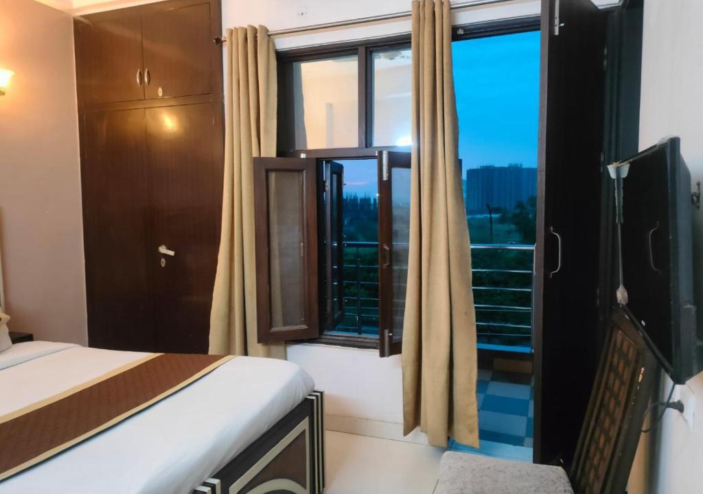 Noida Hotel | Townhouse Premium
