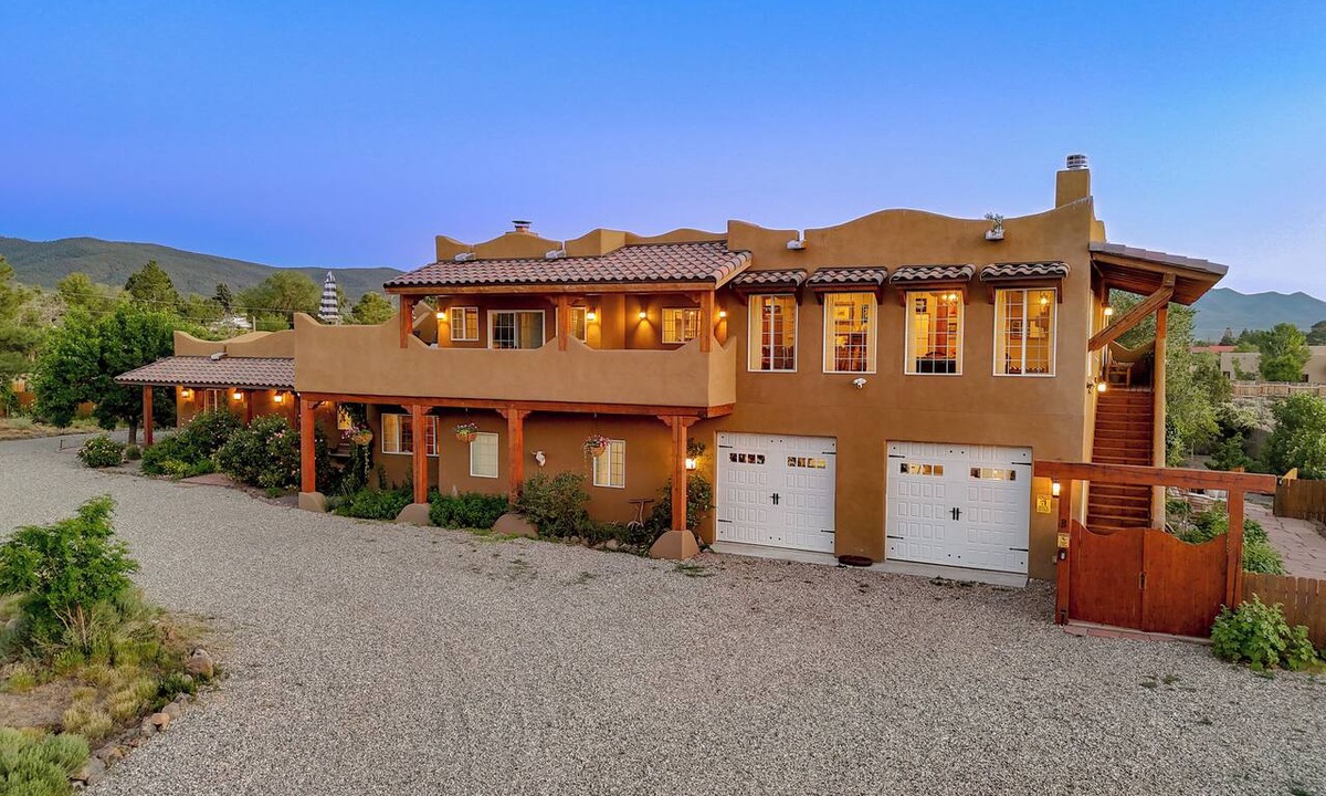 Taos House | Tranquil 7-bedroom house near the center of Taos