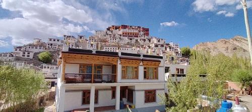 She House | Tsetanpa homestay