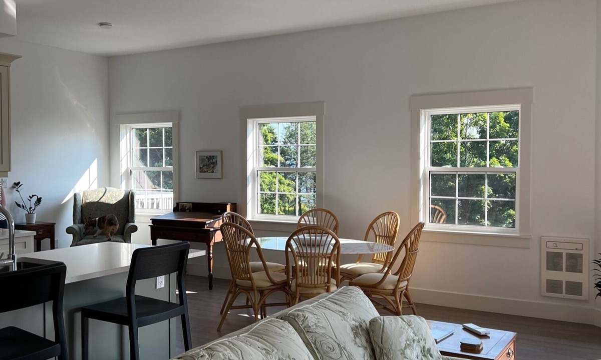 Little Pond Apartment | Upper level end unit