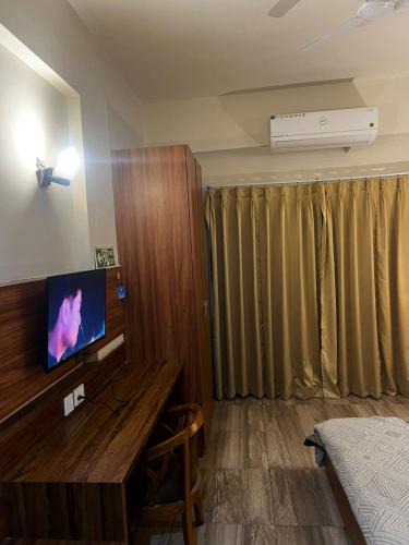 Greater Noida Bed & Breakfast | Urban Luxe Flat I Peaceful and Prime Location