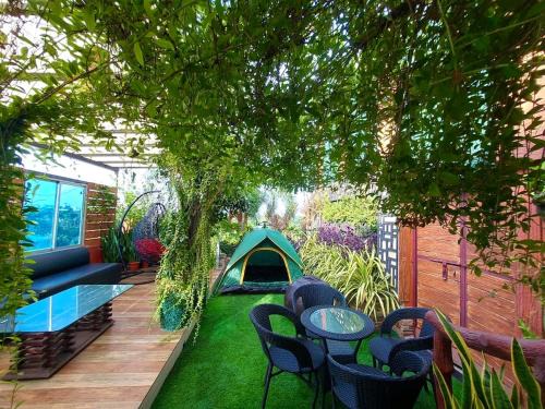 Kolkata Apartment | Urban Wooden Cottage Retreat
