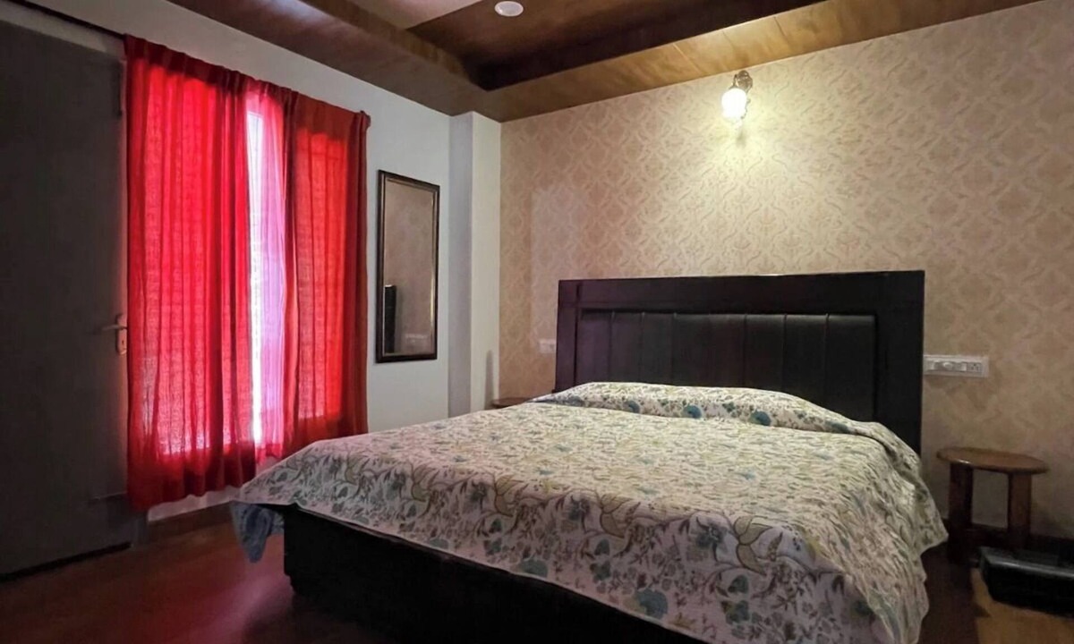 Kumarhatti Apartment | Valley View 1BHK near Solan, WiFi,Parking, Homestay for Couples, Workation Ready