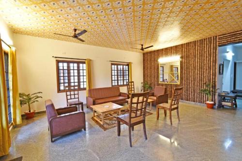 Kalapettai House | Villa close to Rock beach- Couple Room