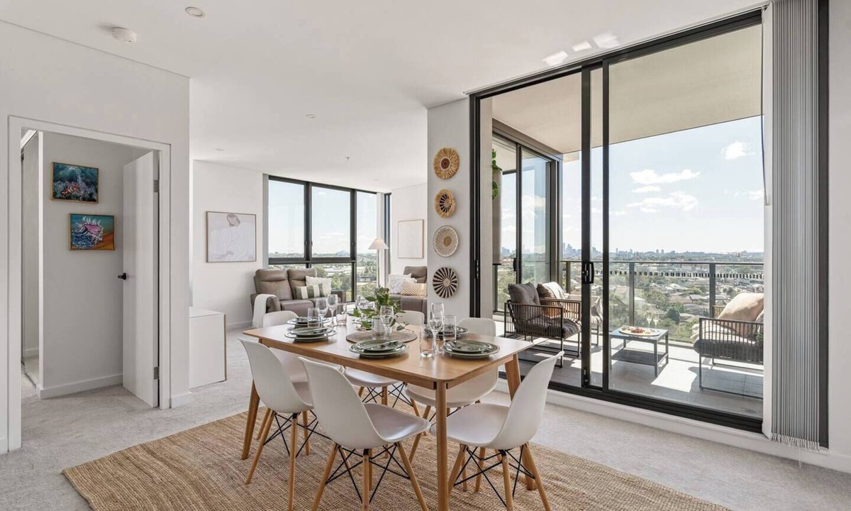 Wolli Creek Apartment | Waterfront Apartment with Panoramic City Views