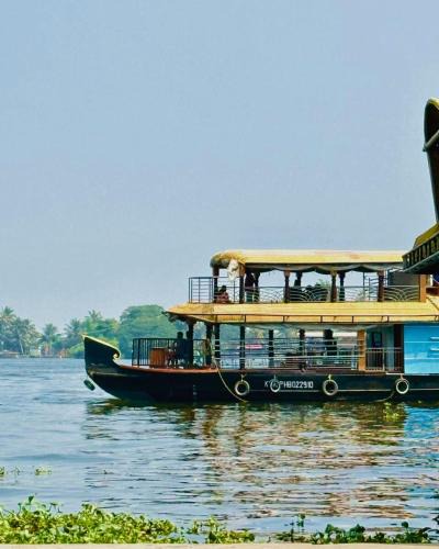 Erezha House | White Rose House Boat