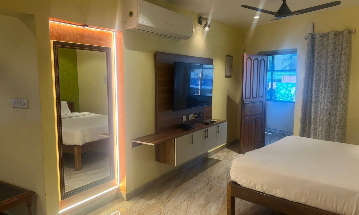 Kalapettai Hotel | White Yellow Residency