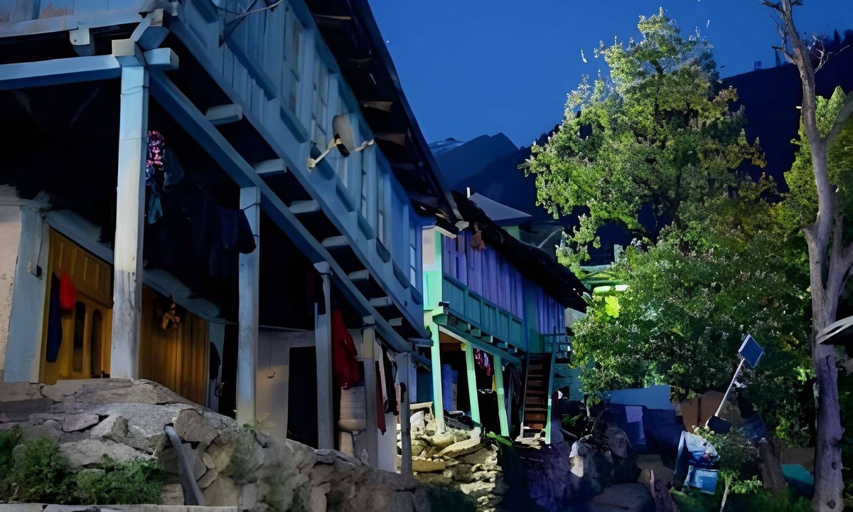 Tosh Hotel | Yellowjackets Hotel Tosh