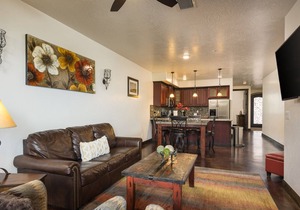 Downtown Moab | Private Hot Tub | Bike Storage | Pet Friendly | Easy Parking in Moab