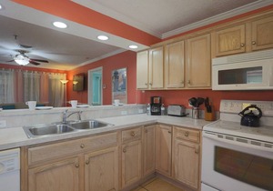 Fantastic Beachfront Resort. Roomy and Comfortable. Take a Stroll along Beach or Lounge at the Pool. in Madeira Beach