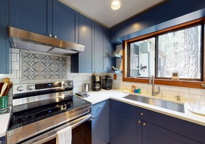 Inviting & comfortable Black Butte home with hot tub, pool, tennis & basketball in Black Butte Ranch