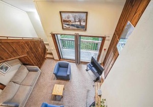 Whiffletree E8 3-Bedroom Condo with Ski Access, Shuttle, and Fireplace in Killington