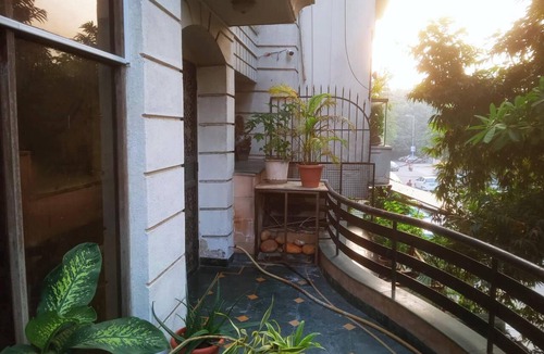 Nehru Place Apartment | 2 Bed Apartment Sleeps 4 with Parking New Delhi