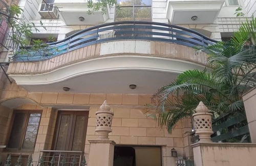 Nehru Place Apartment | 2 Bed Apartment Sleeps 4 with Parking New Delhi