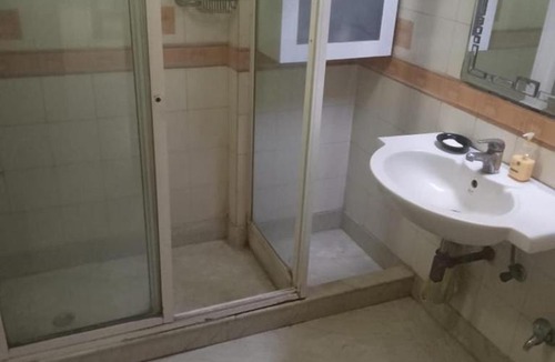 Nehru Place Apartment | 2 Bed Apartment Sleeps 4 with Parking New Delhi
