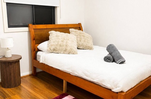 Dean Park Cottage | 21A Armstrong Place, Dean Park: Modern Granny flat with Kitchen,Aircon