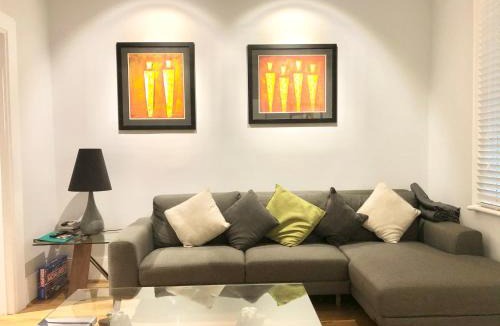Pyrmont House | 3BR Terrace House in Darling Habour, next to ICC and The Star, Sydney CBD, Free parking