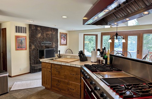 Three Rivers House | 4 Bed, Waterfront, Jacuzzi, Near Mt Batchelor, Sun-River, Bend, Chef's Kitchen