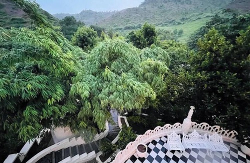 Bedla Apartment | 4-bedroom apartment in lovely Ghasiyar with AC comfort