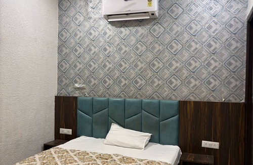 Amritsar Hotel | 5 min walk to Golden Temple. 6 rooms, 8 baths. Call +91 7973545479 today now.