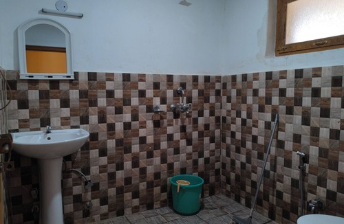 Leh Bed & Breakfast | 5 minutes to the market! 5 Km from airport! space for car parking! Peaceful area
