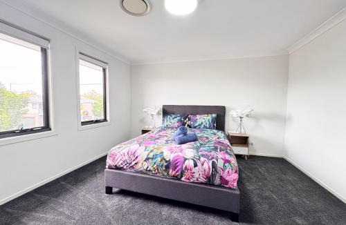 Penrith Villa | 6 Bedroom Corporate and Group Accommodation Penrith Sleeps 12 Flexible Stay