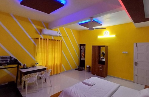 Kochi Bed & Breakfast | A/c Deluxe bedroom With Balconey