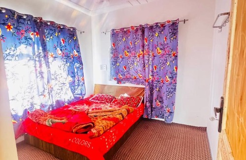 Srinagar House | Aadil Playing Guest House Near Gulmarg, Tangmarg