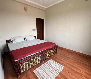 Suja House | Aahista Stays- Mountain view homestay