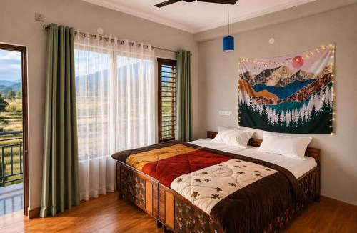 Suja House | Aahista Stays- Mountain view homestay
