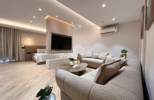 Pitampura Apartment | AceStayz - Pitampura