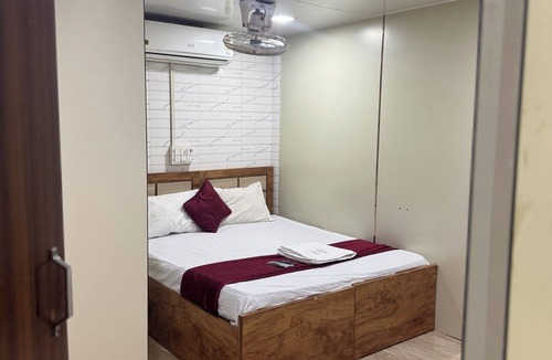 Mumbai Hotel | Adorable 1-bedroom hotel with AC in vibrant Mumbai