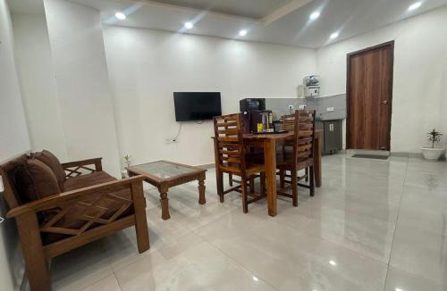 Zirakpur Apartment | Affordable Stay in Oxford Street Near Chandigarh