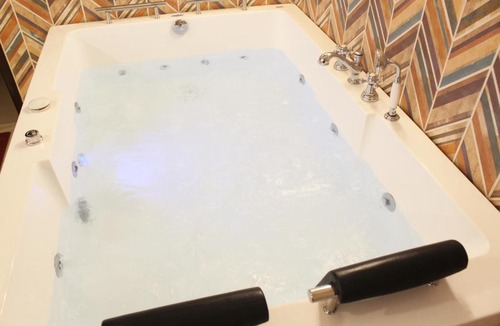 Greater Kailash Apartment | Air Purifier - Luxury Jacuzzi HotTub 1BHK Suite 11