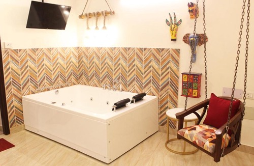 Greater Kailash Apartment | Air Purifier - Luxury Jacuzzi HotTub 1BHK Suite 11