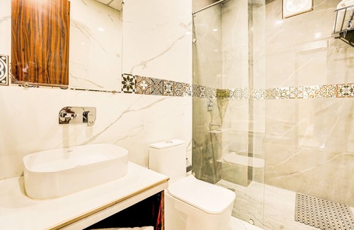 Dharampur Hotel | Alaya Stays Serene Woods Hotel Near Mall Road