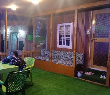 Dal Lake House | Alexa Home Stay