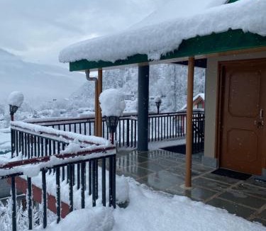 Manali Bed & Breakfast | Alpine Bliss Cottage, Manali