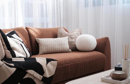 Burwood Apartment | 'Amber' 1 bedroom apt in Burwood with free parking
