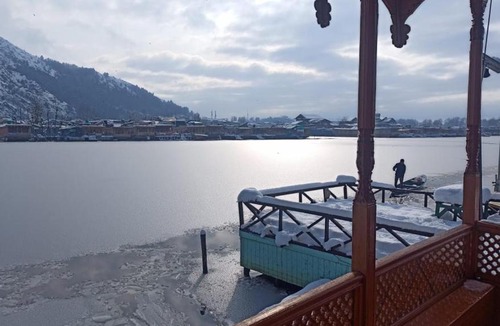 Dal Lake Boat Rental | America group of houseboats