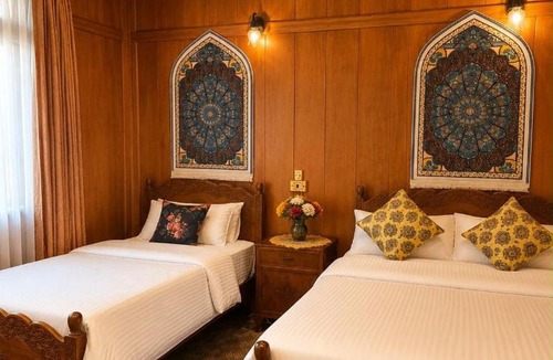 Dal Lake Boat Rental | America group of houseboats