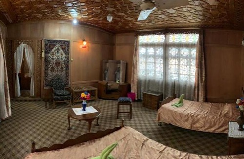 Dal Lake Boat Rental | America group of houseboats
