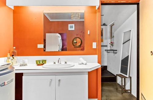 Woolloomooloo Apartment | Artists Gallery Central Art Deco Loft Living