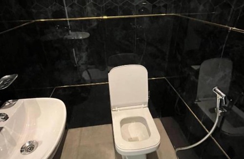 Chandauli Bed & Breakfast | Asahi Palace- Room 1 - bed & breakfast with AC in Varanasi