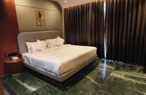 Chithirapuram Hotel | AURA 42 BY DIMORA