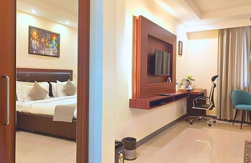 Lucknow Hotel | AYANSH KLYDE INN