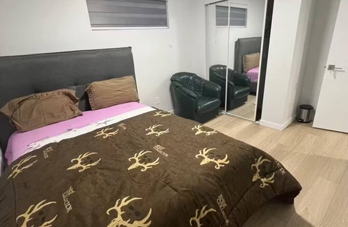Winnipeg House | Base rate includes1bedroom (up to 2guest)need both bedroom book double base rate
