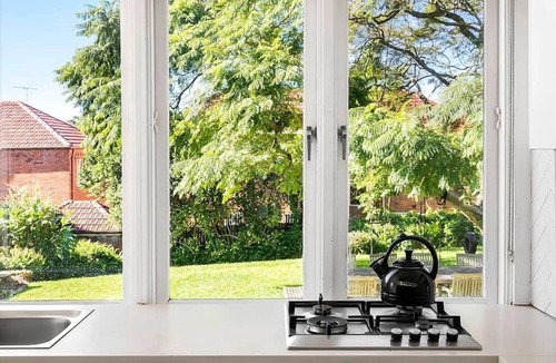 Coogee Apartment | Beachside Escape: 5 min stroll to beach & shops