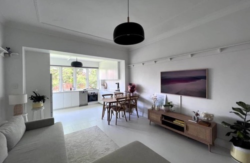 Coogee Apartment | Beachside Escape: 5 min stroll to beach & shops